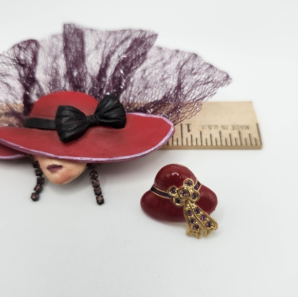 Member of the red hat lady society? Or do you enjoy hats? Gold tone & artisan - Picture 4 of 6